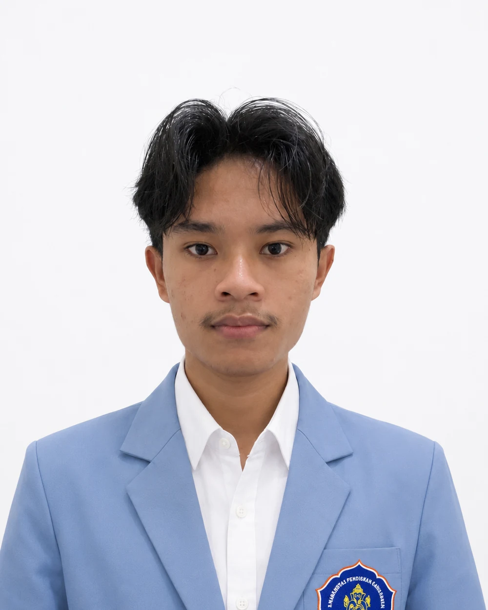 Foto profil terbaru Rezza Maeda memakai blazer biru muda